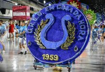 Em Cima da Hora faz ensaio técnico na Sapucaí com problema de canto dos componentes em noite da bateria