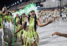 Mocidade começa ensaio técnico na Sapucaí com toda força, mas perde impacto ao sofrer com vento e chuva