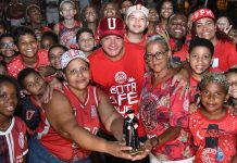 Padim Ciço conduz fieis para o desfile da Unidos de Padre Miguel no Carnaval 2024