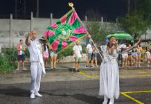 Sob chuva, comunidade canta forte e é destaque de mais um ensaio de rua da Mangueira