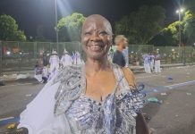 Pinah, a ‘Cinderela Negra’ que encantou o então príncipe da Inglaterra, fascina a Passarela do Samba