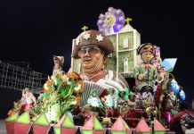 Comissão de frente da Colorado do Brás chama atenção em desfile seguro