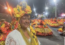 Vestidas de Abayomi, baianas da Ilha trazem coragem para a Sapucaí