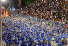 Bateria da Imperatriz desfila dando o ritmo da leitura do testamento da cigana Esmeralda