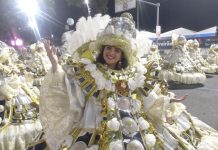 Saudando o Divino Espírito Santo, baianas da Mangueira representaram elo entre Alcione a mãe