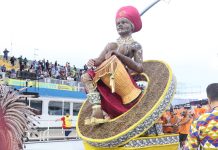Peruche encerra desfiles tendo como destaques comissão de frente e casal de mestre-sala e porta-bandeira