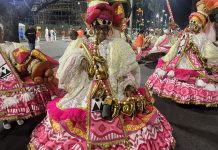 Saravá tia baiana do tabuleiro do acarajé, as baianas da Unidos da Ponte evocam a tradição do acarajé