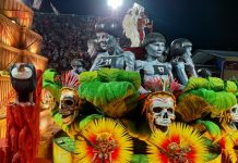 Alegoria do desfile do Salgueiro denuncia descaso dos militares com os Yanomamis