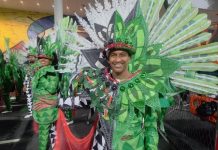 Emocionados, componentes do Sereno festejam retorno da escola à Sapucaí