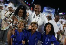 Freddy Ferreira analisa a bateria do Arranco no desfile