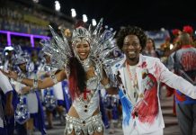 Freddy Ferreira analisa a bateria da Unidos de Bangu no desfile