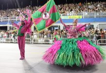 Integrantes do Barroca se emocionam na dispersão, após desfile do Jubileu de Ouro