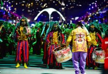 Em sua estreia no Grupo Especial, mestre Pablo rompe tradição de desfilar fantasiado