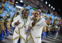 Freddy Ferreira analisa a bateria da Beija-Flor no desfile