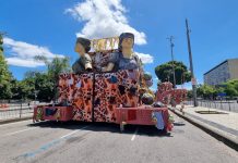 Em Cima da Hora 2024: fotos das alegorias na área de concentração da Sapucaí