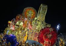 Em Cima da Hora faz desfile com grande desempenho do canto, mas apresenta problemas em evolução e alegorias