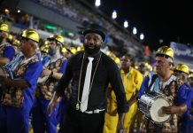 Freddy Ferreira analisa a bateria da Em Cima da Hora no desfile