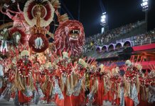 Samba-enredo funciona e comunidade dá o recado, mas Estácio de Sá peca em evolução, estoura o tempo limite e compromete desfile