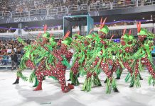 Ensaio da Grande Rio mostra excelência nos quesitos, com forte canto da comunidade e casal bastante inspirado