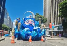 Imagens das alegorias da Imperatriz na área de concentração da Sapucaí