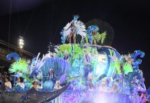 Com presença de Lia de Itamaracá, Império da Tijuca realiza desfile com boas soluções plásticas, mas com inúmeros problemas de evolução