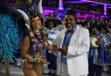 Freddy Ferreira analisa a bateria da Inocentes de Belford Roxo no desfile