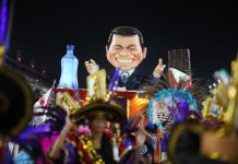 Inocentes de Belford Roxo faz desfile luxuoso, mas com problemas de evolução