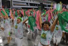 Vídeos Mangueira: arrancada, ala a ala e bateria no ensaio técnico