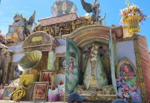 Imagens das alegorias da Mangueira na área de concentração da Sapucaí