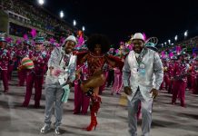 Freddy Ferreira analisa a bateria da Mangueira no desfile