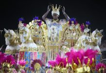 União de Maricá faz desfile de visual estético rico e de ótima harmonia, embalada pelo samba e bateria