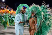 Freddy Ferreira analisa a bateria da Mocidade no desfile