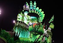 Mocidade Alegre desbrava o Brasil com Mario de Andrade em desfile marcado pela coesão do conjunto