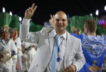 Freddy Ferreira analisa a bateria da Niterói no desfile