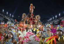 Unidos da Ponte encerra primeira noite de desfiles com força da bateria, mas canto e evolução oscilam durante cortejo