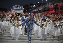 Freddy Ferreira analisa a bateria da Ponte no desfile