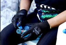 Iniciativa de sustentabilidade do Rio Carnaval transforma resíduos descartados na Sapucaí em roupas e artesanato