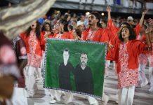 Integrantes do Salgueiro analisam o desfile no Carnaval 2024