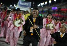 Freddy Ferreira analisa a bateria da São Clemente no desfile