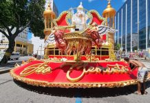 São Clemente 2024: fotos das alegorias na área de concentração da Sapucaí