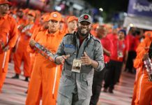 Freddy Ferreira analisa a bateria do Sereno no desfile