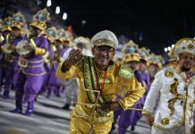 Freddy Ferreira analisa a bateria da Unidos de Padre Miguel no desfile