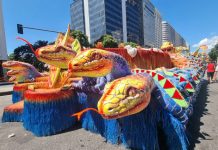 Imagens das alegorias da Viradouro na área de concentração da Sapucaí