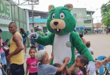 Mocidade Independente de Padre Miguel distribui chocolate para a comunidade da Vila Vintém
