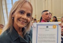 Coordenadora de alas comunitárias da Mocidade, Tia Graça recebe homenagem da Câmara do Rio