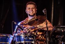 Mestre Macaco Branco comanda roda de samba-enredo no Teatro Rival Petrobras