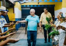 Clima especial! Baianas e velha-guarda da Tijuca fazem recepção e abençoam os compositores na entrega dos sambas