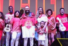 Dudu Nobre presenteia Aprendizes do Salgueiro com cinco cavaquinhos para oficina de formação de novos sambistas