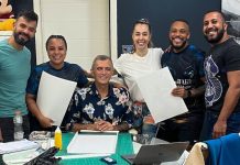 Casal de mestre-sala e porta-bandeira da Unidos de Vila Isabel recebe figurinos para Carnaval 2025