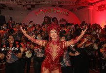 Andrea de Andrade é coroada rainha de bateria da Porto da Pedra